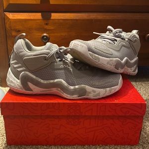 Nearly BRAND NEW Adidas D.O.N Issue 3 Basketball shoes. Men’s size 11.
